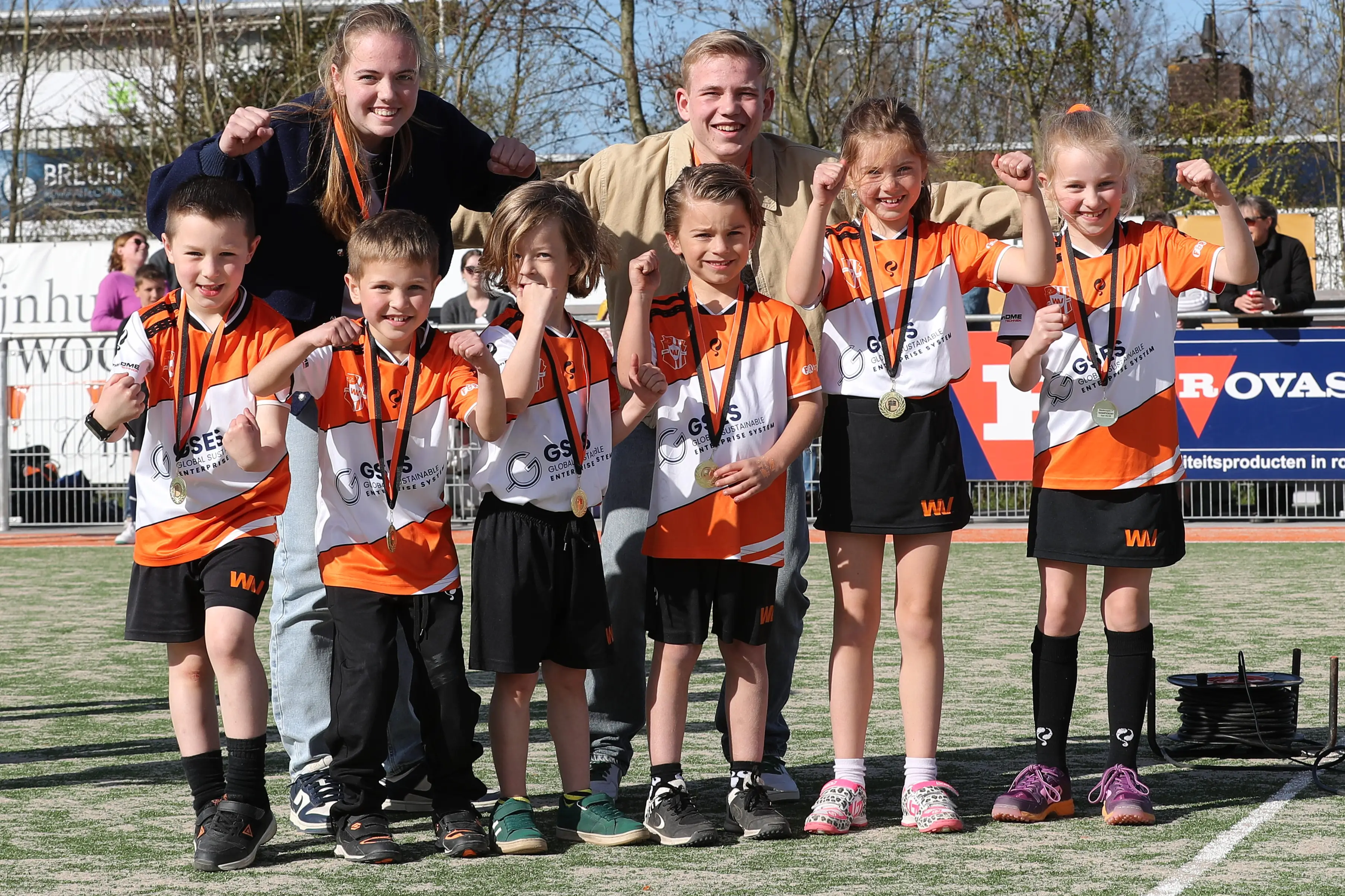 Jeugdteams van Weidevogels juichen samen na een wedstrijd